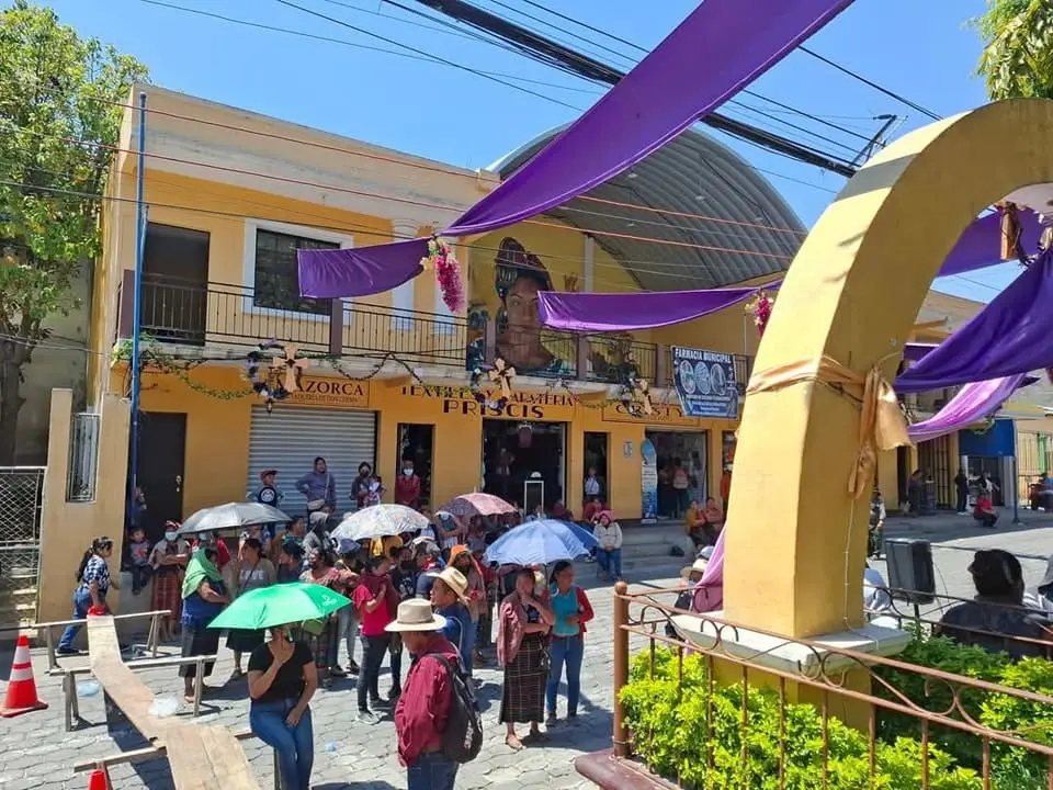 Comerciantes manifestaron frente a la municipalidad en contra del desalojo.