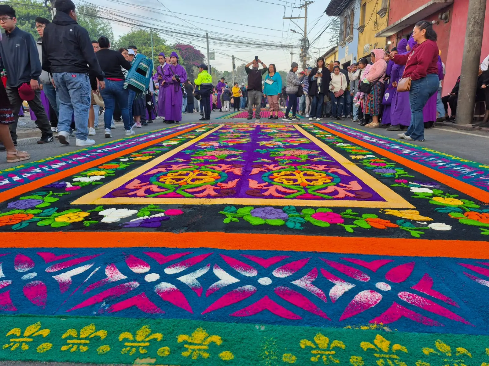 Las alfombras de aserrín de colores son conocido como arte efímero. Foto: Julio Sicán.