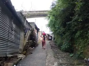 Verano o invierno, no importa la época. Siempre es un desafío vivir en un asentamiento de Guatemala: el agua es escasa y el riesgo a inundaciones, latente.