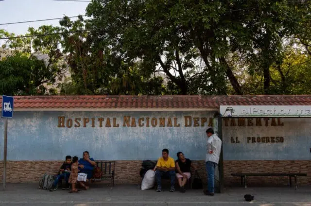 Entre 2017 y 2024, siete pacientes señalaron al médico Ernesto Rivas Castellanos de agredirlas sexualmente durante la consulta en un hospital público. Reproducimos este texto de Agencia Ocote.