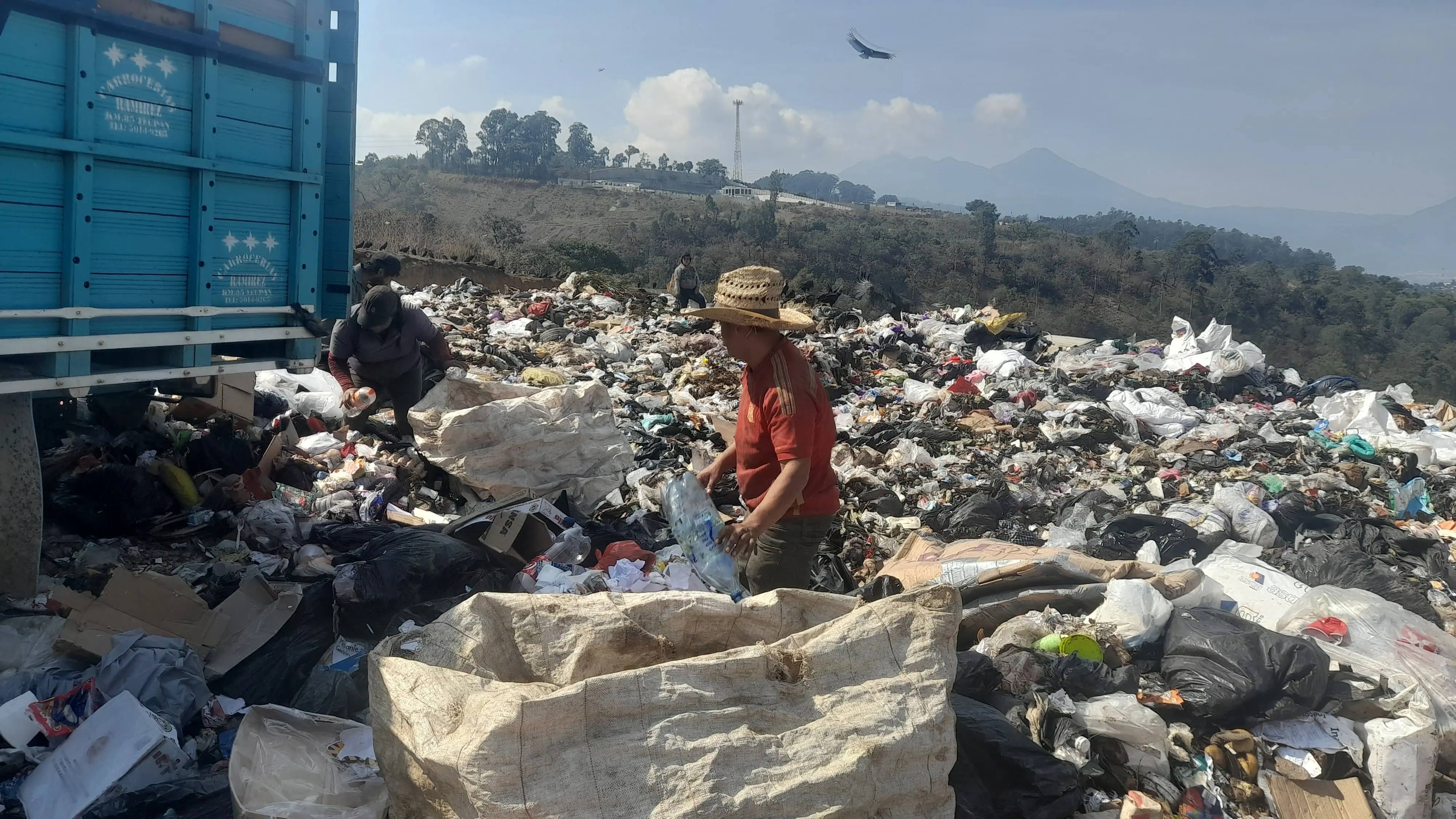 El vertedero
, ubicado en el kilómetro 22 de la ruta al Pacifico, recibe los desechos de 32 municipios como Villa Nueva, San Miguel Petapa, Santa Catarina Pinula, San Lucas Sacatepéquez, La Antigua Guatemala, Amatitlán, Jocotenango y Palín.