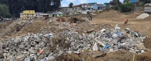El motivo: no le cabe más desechos sólidos. Por esa razón tiene una denuncia por la cual debe responder ante la Fiscalía de Delitos Ambientales del Ministerio Púbico.