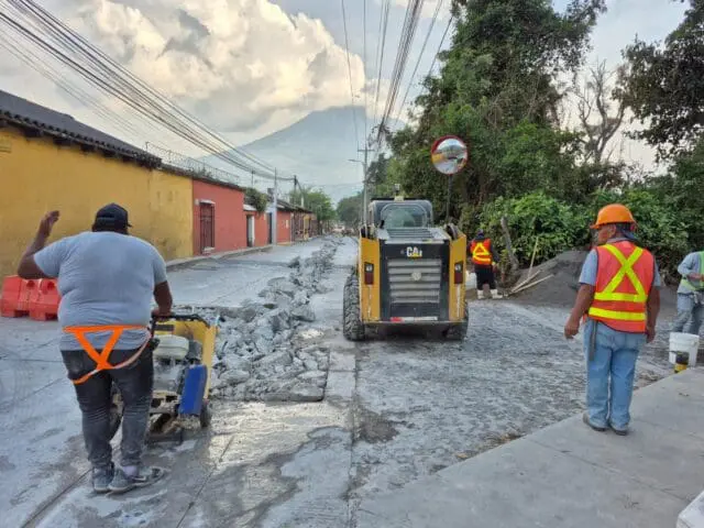El cambio de tubería de la red de alcantarillado sanitario de Santa Ana tiene una longitud de 2 kilómetros y un costo de Q5.8 millones con fondos del Codede y municipal. Foto: Julio Sicán.