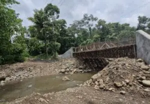 El puente tiene un costo total de Q3.5 millones, debió finalizar en diciembre de 2024. Vecinos de las aldeas Tierras, Cocales y Chitá son los más afectados.