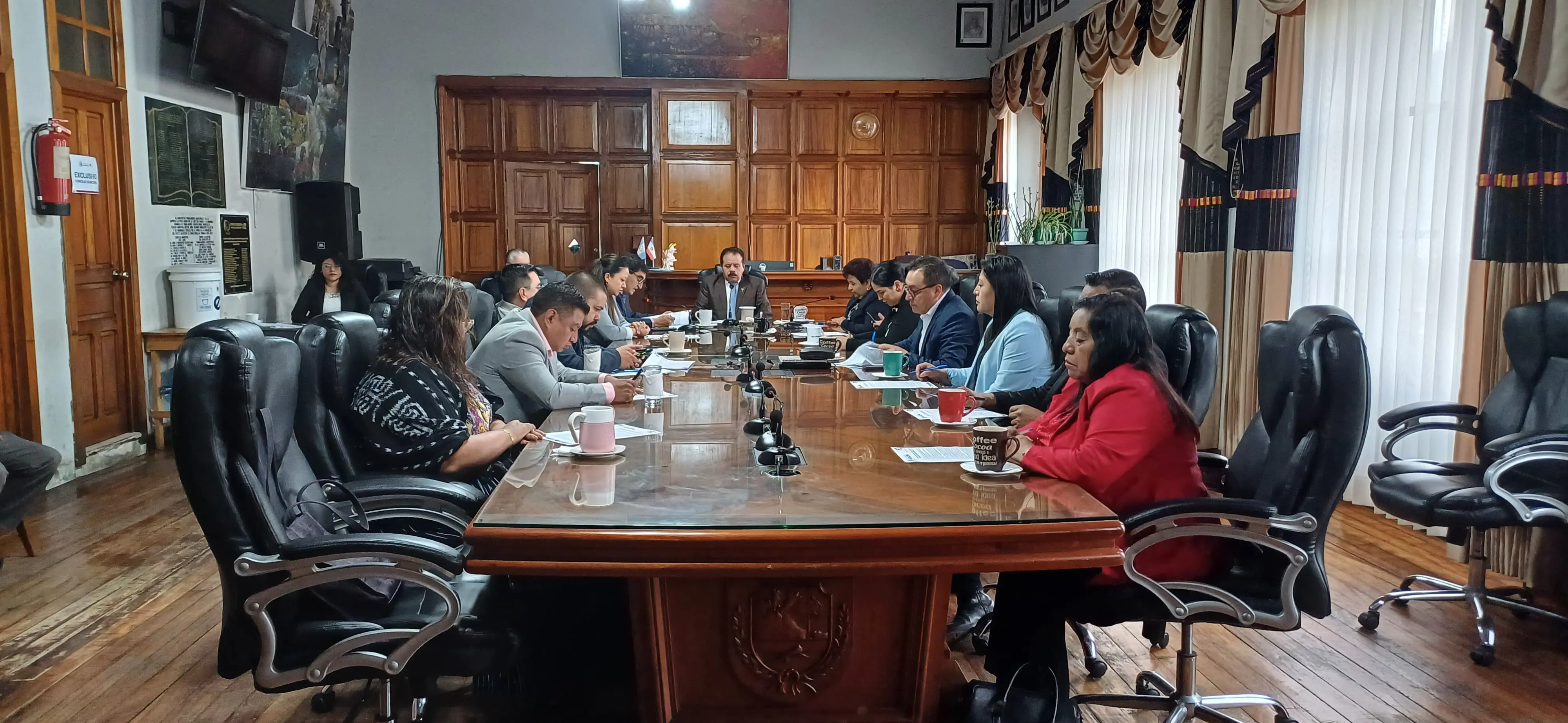 En los ventanales ya instaladas las cortinas que costaron Q270 mil. Foto: Mirna Alvarado.