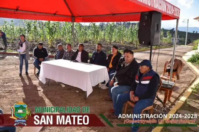 A finales de septiembre 2024, el alcalde de San Mateo, Jasón López y su concejo, junto a vecinos de la aldea San José Pachimachó, colocaron la primera piedra de la construcción del Sistema de Alcantarillado. Foto: municipalidad.