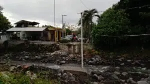 El descenso de lahares y la acumulación de restos de material volcánico en el cauce del río Mazate preocupan a vecinos de Siquinalá, Escuintla, ante una eventual crecida.