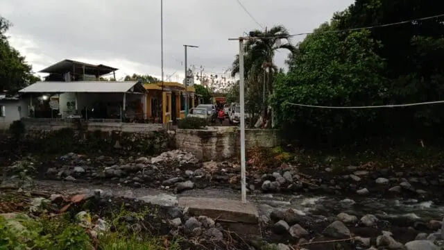 Uno de los dos puentes que cayeron entre el domingo y lunes 25 y 26 de mayo (2025), este dejó incomunicados a los vecinos de la colonia El Milagro. Foto: vecinos de Siquinalá.