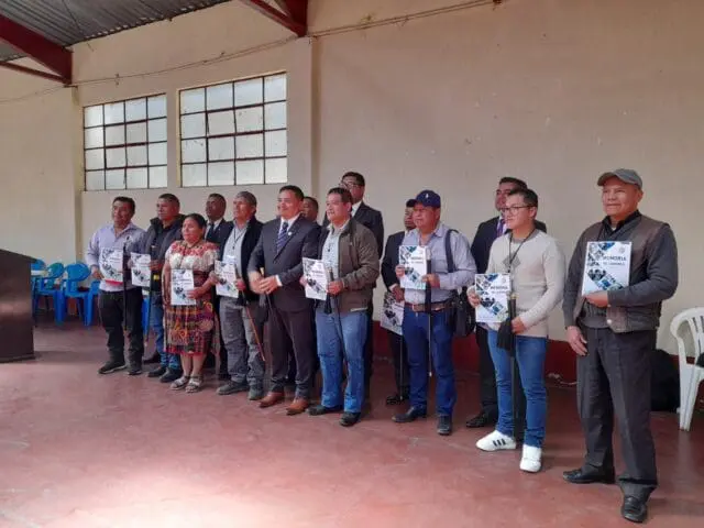 El alcalde Allan Cabrera junto a alcaldes comunitarios durante la presentación de la memoria de labores de su primer año de gobierno, en enero 2025. Foto: Mirna Alvarado.