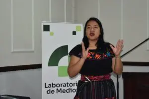 Gloria Apén, defensora del territorio, explica cómo las prácticas ancestrales han protegido el ambiente y por qué cuidar la naturaleza también es escuchar la voz de los pueblos.