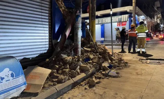 Un muro ubicado en los alrededores de la carretera de ingreso a Palín, cayó sobre el pavimento producto de los últimos sismos. Foto: municipalidad.