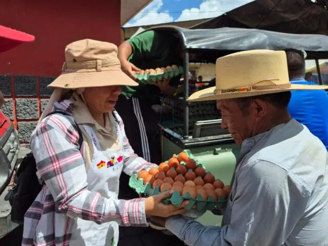 Sor Francely Pérez entrega víveres y alimentos recogidos en el.centro de acopio del colegio Santa Familia, de La Antigua Guatemala. Foto: <julio Sicán.