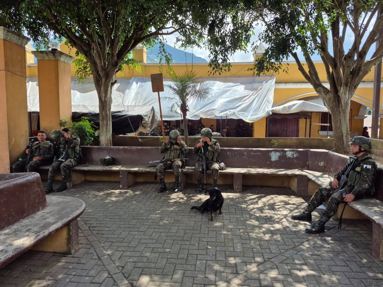 Los soldados llegaron en la madrugada, después de que un grupo de vecinos linchara a cinco personas a quienes señalaron de asaltantes. Foto: Julio Sicán.
