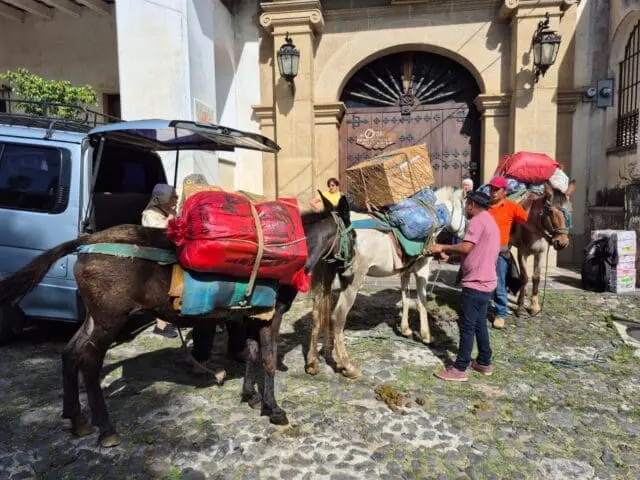Las raciones de desayunos para los vecinos de Santa María de Jesús no llegaron por aire sino a caballo. Siguen incomunicados tras el colapso de la carretera por los sismos del 8 de julio.