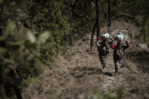 La tarea de abastecer de agua a sus familias recae sobre las mujeres quienes deben caminar kilómetros para encontrarla. La falta del recurso violenta su derecho a salud, según informe.