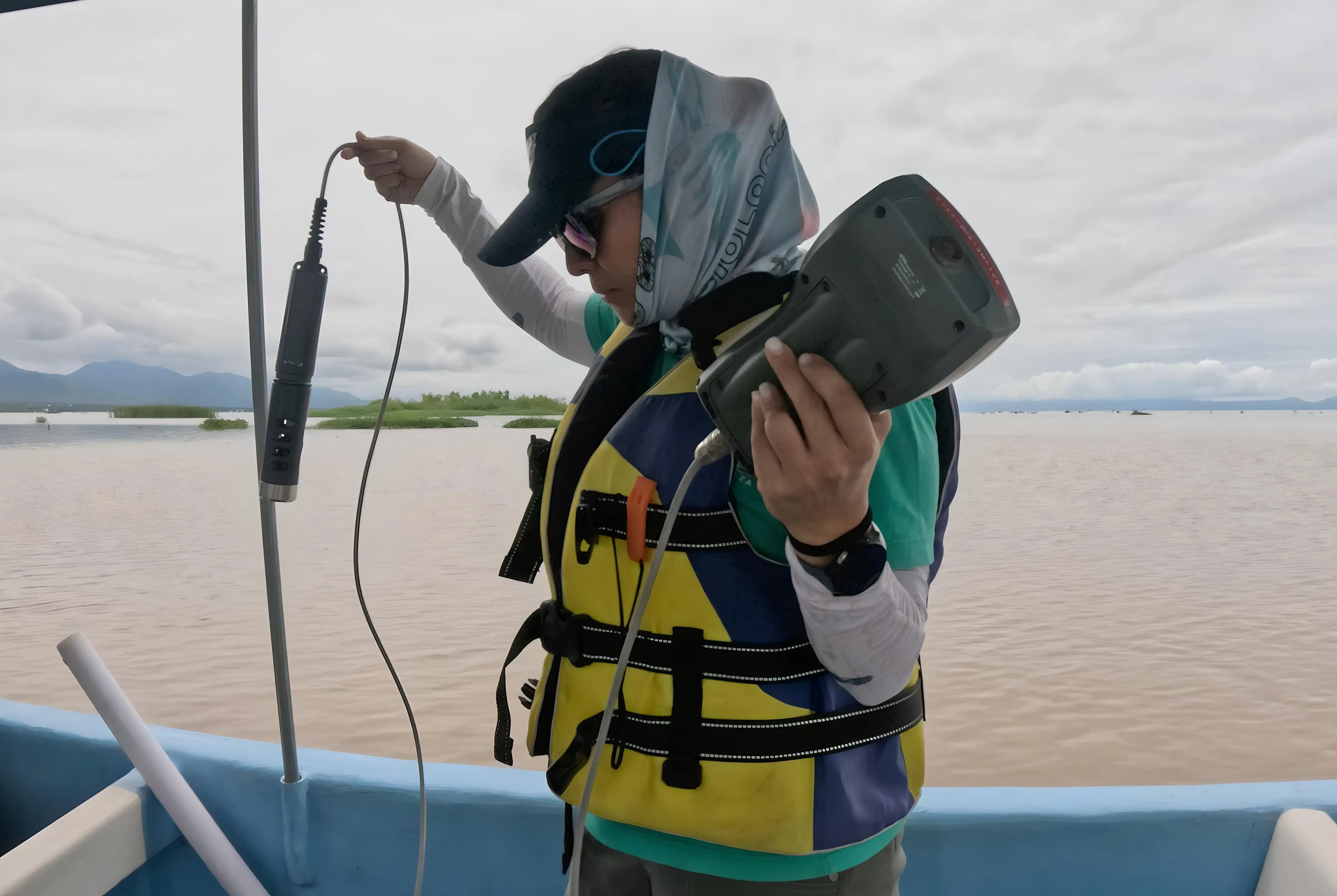 Bióloga de la Fundación Defensores de la Naturaleza realiza el monitoreo de agua en el Humedal Refugio de Vida Silvestre Bocas del Polochic.