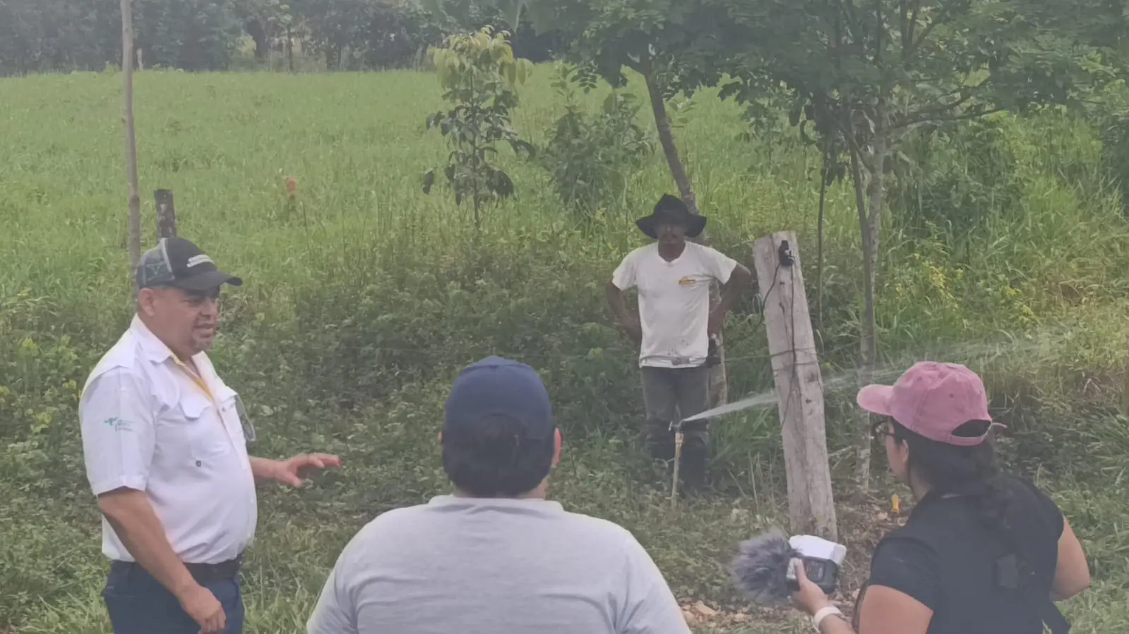 El propietario de la finca muestra las tomas de agua dentro del perímetro del potrero para abastecer al ganado.