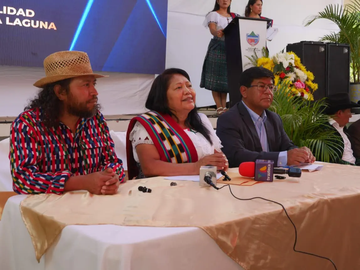 Juan Manuel Chavajay, izquierda, durante la presentación del reglamento. Foto Nuto Chavajay