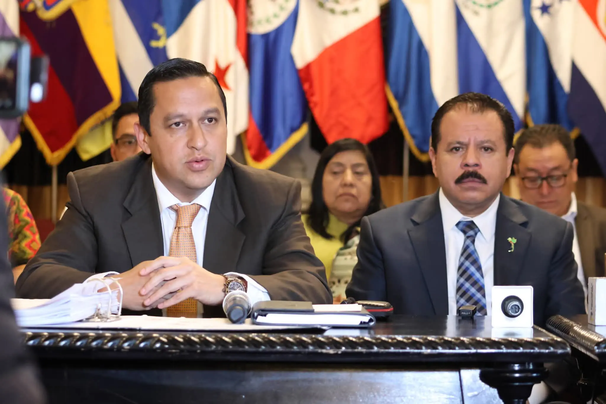 Para rechazar el cobro que hizo el INDE por medio de un comunicado de prensa, el alcalde y su concejo convocaron a medios de comunicación. Estuvo presente el representante legal, Eduardo Castillo, quien cobra Q60 mil al mes según información publica. Foto: municipalidad de Quetzaltenango.