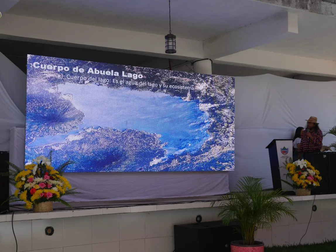 Presentación del reglamento para proteger y conservar el lago de Atitlán por parte de la Municipalidad de San Pedro La Laguna. Foto Nuto Chavajay
