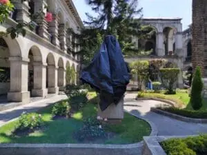 La escultura a cargo de Rasgos Geniales, Esculturas y Lienzos, costó de Q255 mil. La colocaron sobre una base de cemento en el jardín del palacio municipal de Quetzaltenango, donde sigue cubierta.