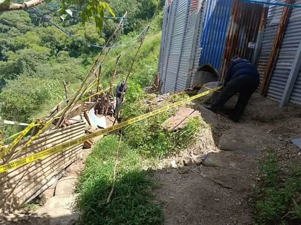 La alcaldía de Villa Canales cerró el área en donde se encontraban las viviendas en la parte alta del talud en el kilómetro 11.5. Foto: municipalidad.