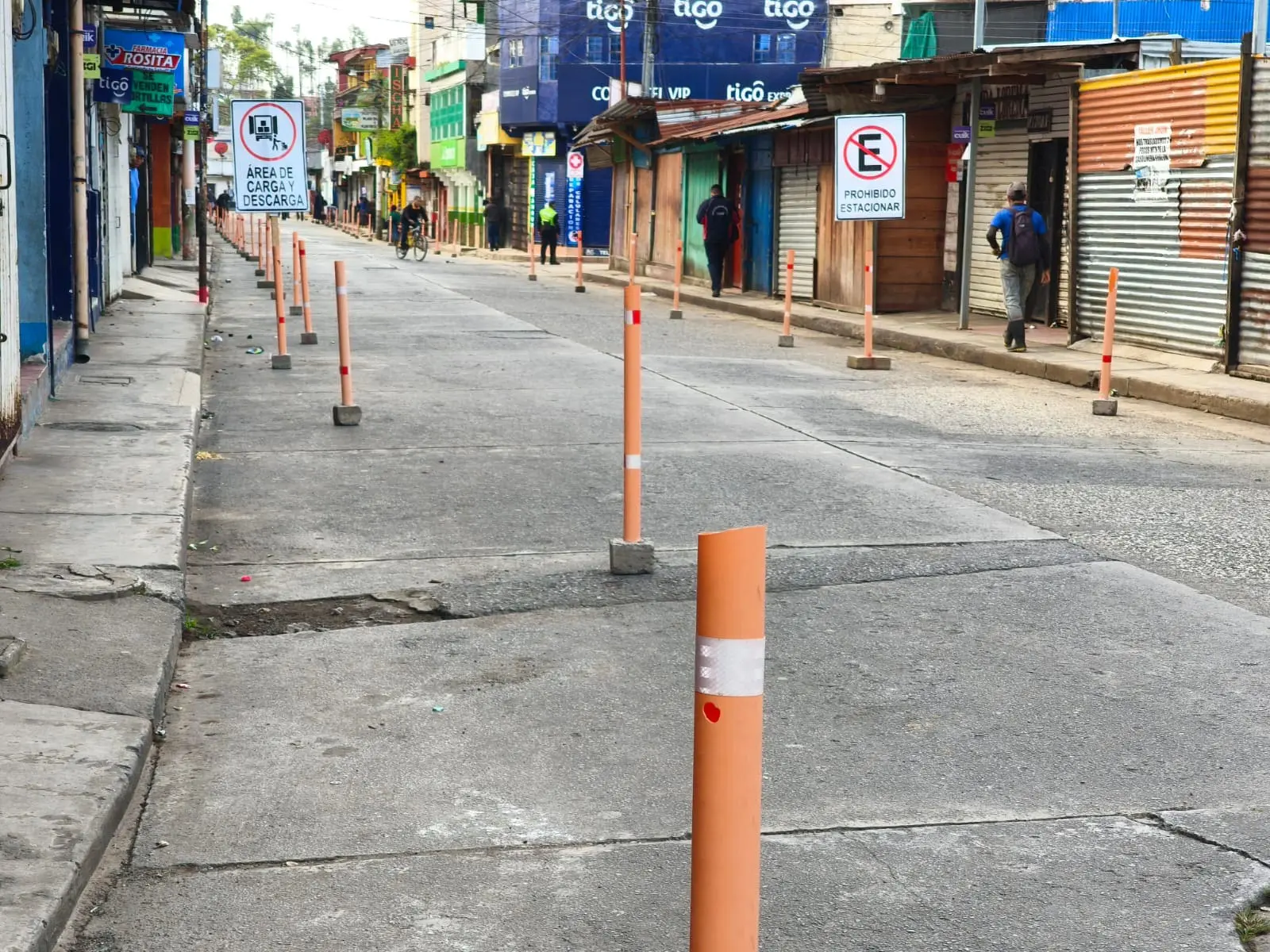 Sobre las aceras de la Diagonal 1 de Cobán, Alta Verapaz, apenas camina un persona. Foto: Eduardo Sam.