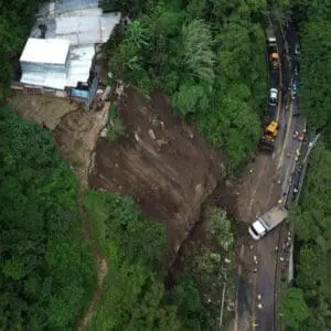 Equipos de tres municipalidades trabajan para despejar el derrumbe en la cuesta entre la Hincapié y Boca del Monte que hasta ahora ha colectado 70 camionadas de tierra en Villa Canales. Si las lluvias continuan se mantendrán cerrado el paso.
