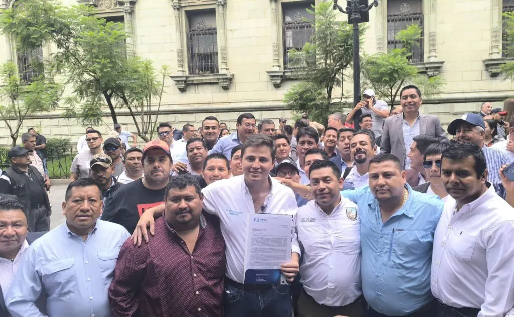 Sebastián Siero encabezó la caminata para entregar cartas al presidente Arévalo. El ejecutivo se refirió a él como quien “ha instrumentalizado la política municipal”.