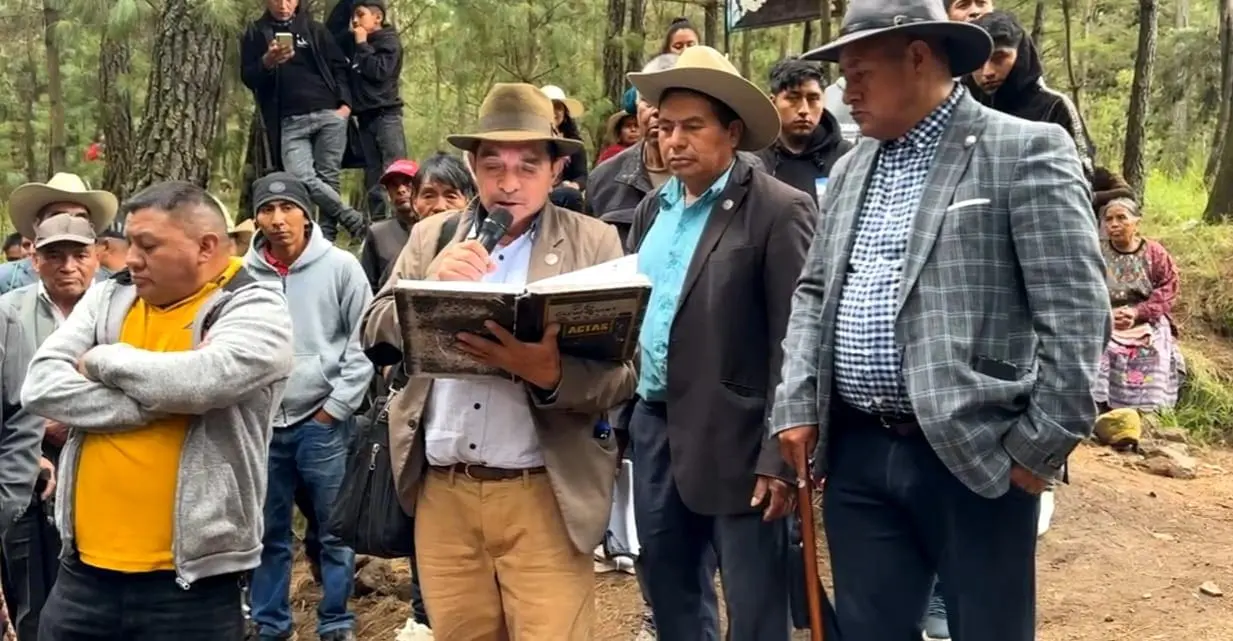 Vecinos de varias aldeas de San Francisco la Unión se reunieron en el bosque jurisdicción de a aldea Chuistancia, donde se construirá la planta de tratamiento de desechos, para mostrar su malestar ante dicho proyecto al que consideran contaminará sus manantiales de agua. Foto: Producciones Crucero.