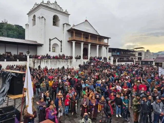 Vecinos De Santiago Atitlán, Sololá, exigieron el martes 16 de septiembre (2025) frente a la iglesia católica y edificio municipal, la renuncia del alcalde. Foto La mirada de los pueblos.
