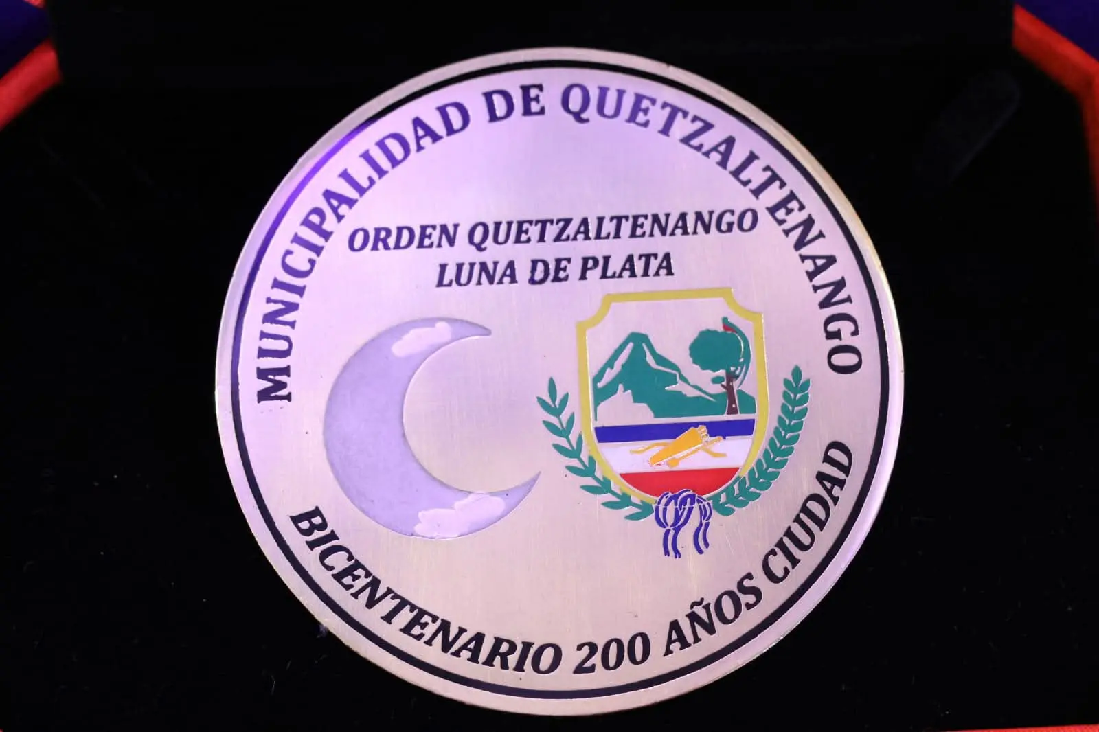 El diseño de las monedas conmemorativas de los 200 años de Quetzaltenango que según Guatecompras tienen un costo de Q135 cada una, elaboraron 500. En total gastaron Q67 mil 500. Foto: municipalidad.