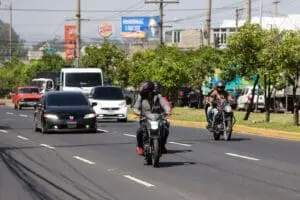 Uno de cada dos conductores de motocicleta detenido no pose licencia de conducir según Emetra. En ocasiones escoden la placa o la alteran.