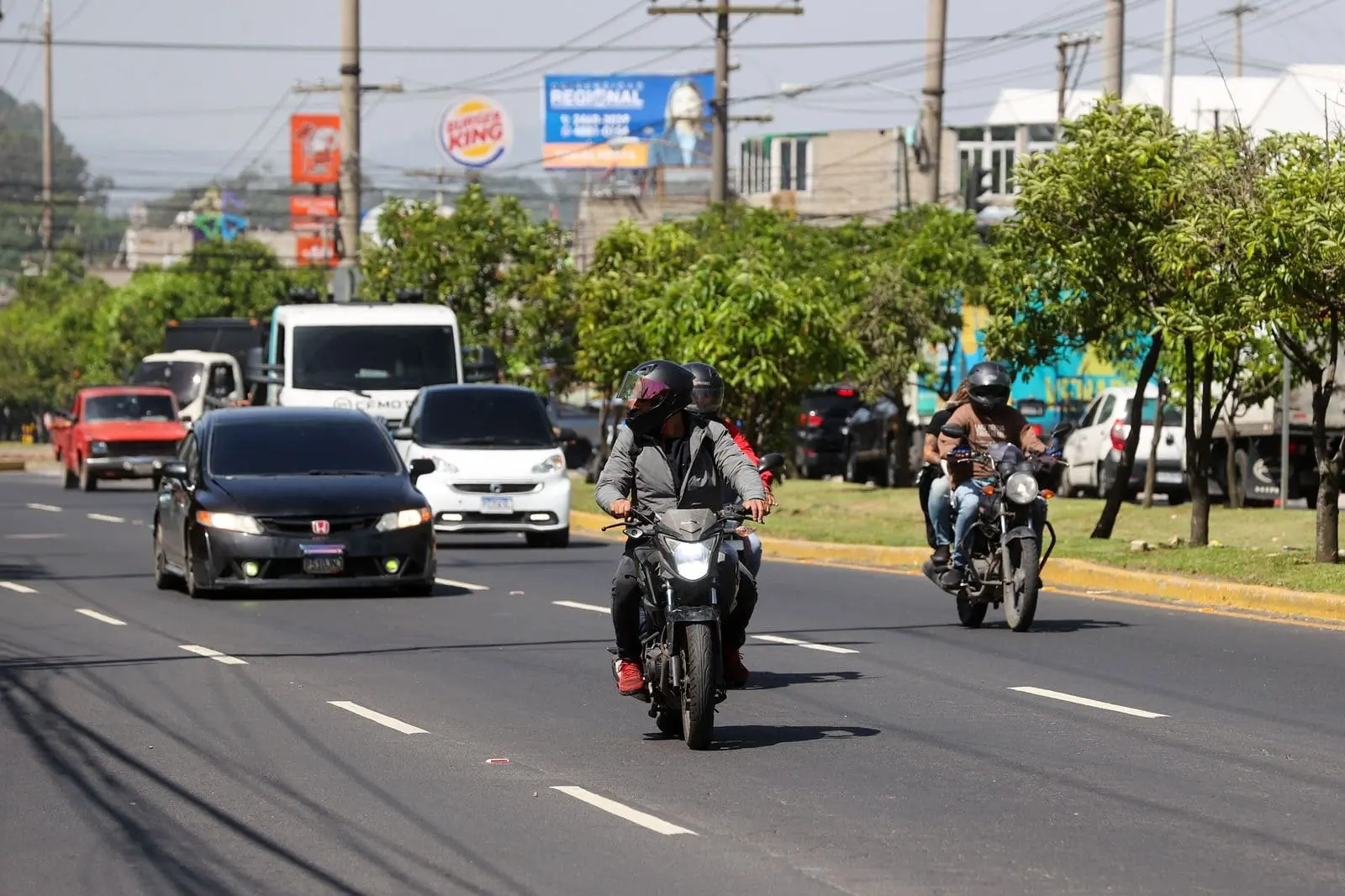 La sanción para los conductores de motocicleta que no portan la placa visible o llevarla alterada es de Q500. Foto: municipalidad de Guatemala,
