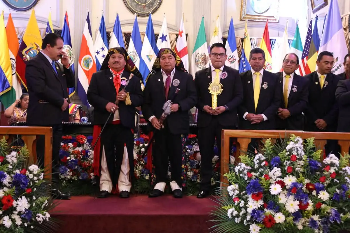 En sesión ordinaria el concejo municipal otorgó la orden Quetzaltenango Luna de Plata, uno de los homenajeados fueron integrantes de la Cofradía Mayor del Niño del Santísimo. Foto: municipalidad.