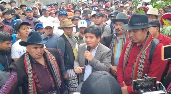 Autoridades ancestrales convocaron a la población el 8 de octubre (2025) para protestar por un amparo otorgado al alcalde para ingresar a la alcaldía que permanece cerrada por varias semanas. Foto Noticias Cerro de Oro.