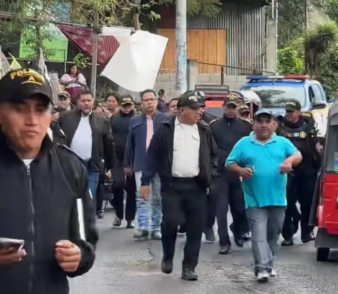 El diálogo en el TSE duró cinco horas, donde se ratificó la plaza vacante del jefe edil, una de las principales demandas de las autoridades ancestrales de Santiago Atitlán. Foto: Noticias Sololá