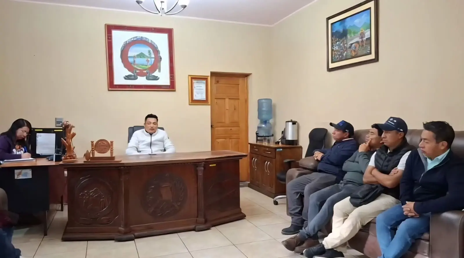 Autoridades ancestrales y concejo municipal sostuvieron la primera de cinco reuniones extraordinarias. Foto: Ixim Ulew.