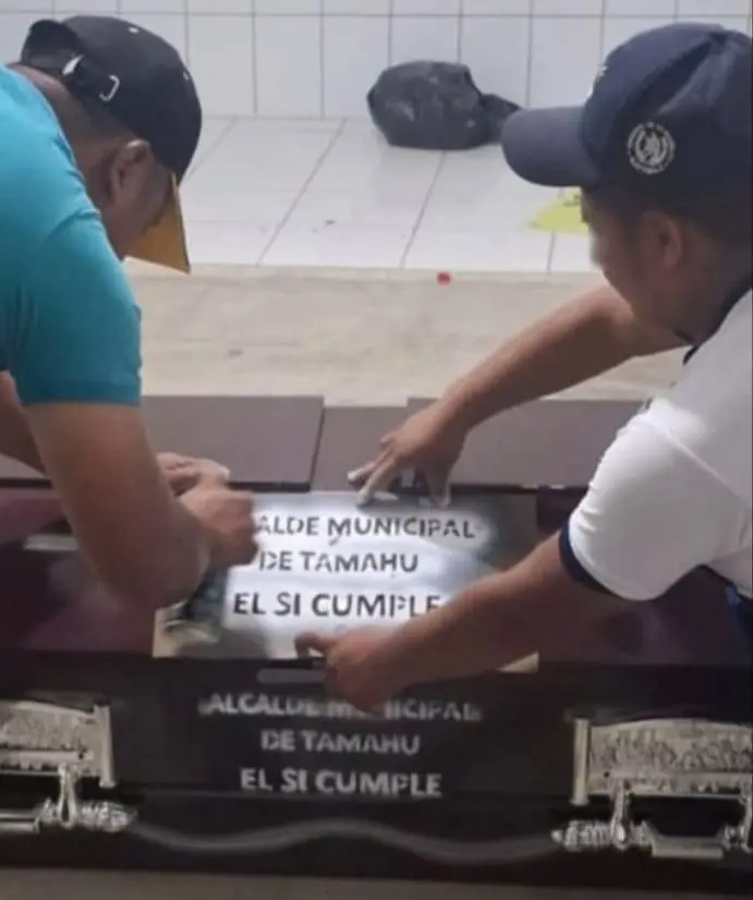 Este es el rótulo que pintan en los féretros que el alcalde entrega. Foto: TikTok @chitay_elsoytamahu.