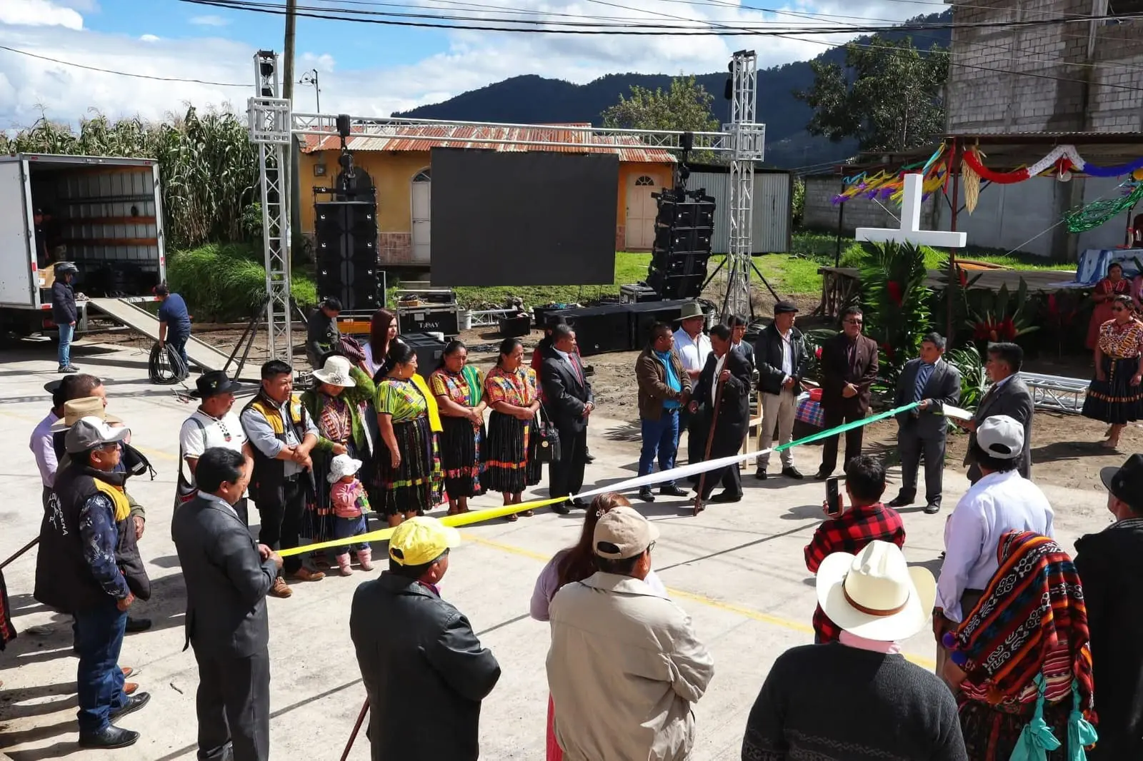 Pobladores del Valle de Palajunoj y sus familias en Estados Unidos se unieron para construir el camino principal de la comunidad de Llanos del Pinal, el costo fue de Q1 millón 730 mil. Foto: Mirna Alvarado.