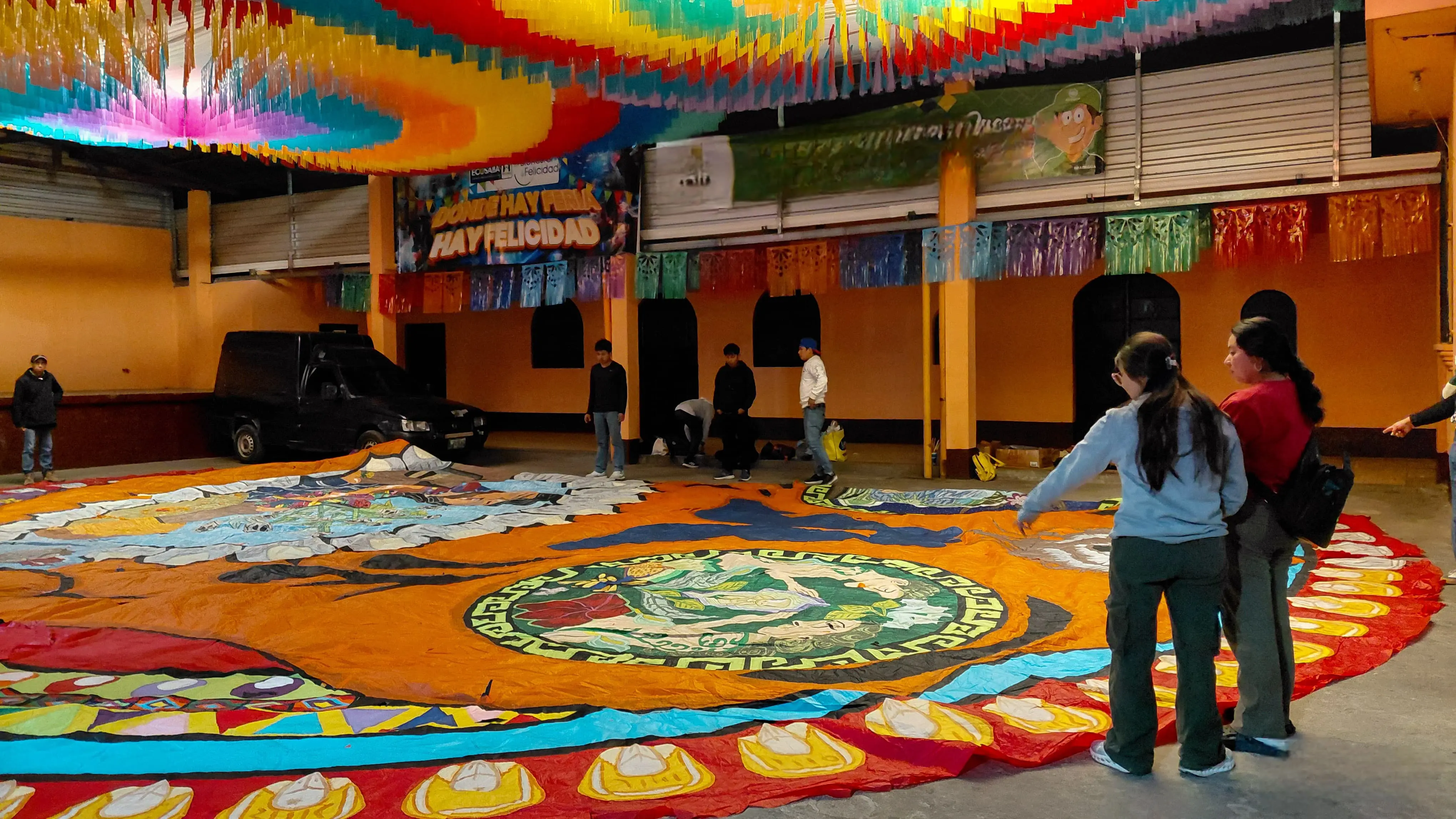 En salones, patios y espacios comunales, los barrileteros se reúnen durante meses para confeccionar los lienzos de papel de china. Foto: Jhonny Anona.