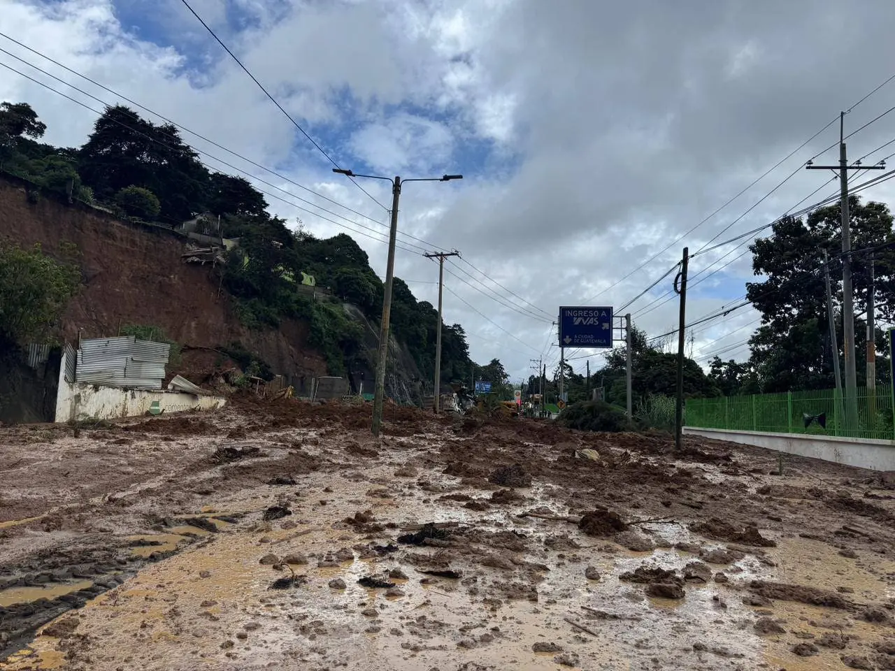 Las autoridades advirtieron que aunque la vía se despeje en el kilómetro 24 continúa siendo un área susceptible de deslizamientos. Foto: Conred.