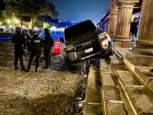 Las autoridades de La Antigua Guatemala libran una lucha cada fin de semana para resguardar el patrimonio histórico de un constante enemigo: los ebrios.