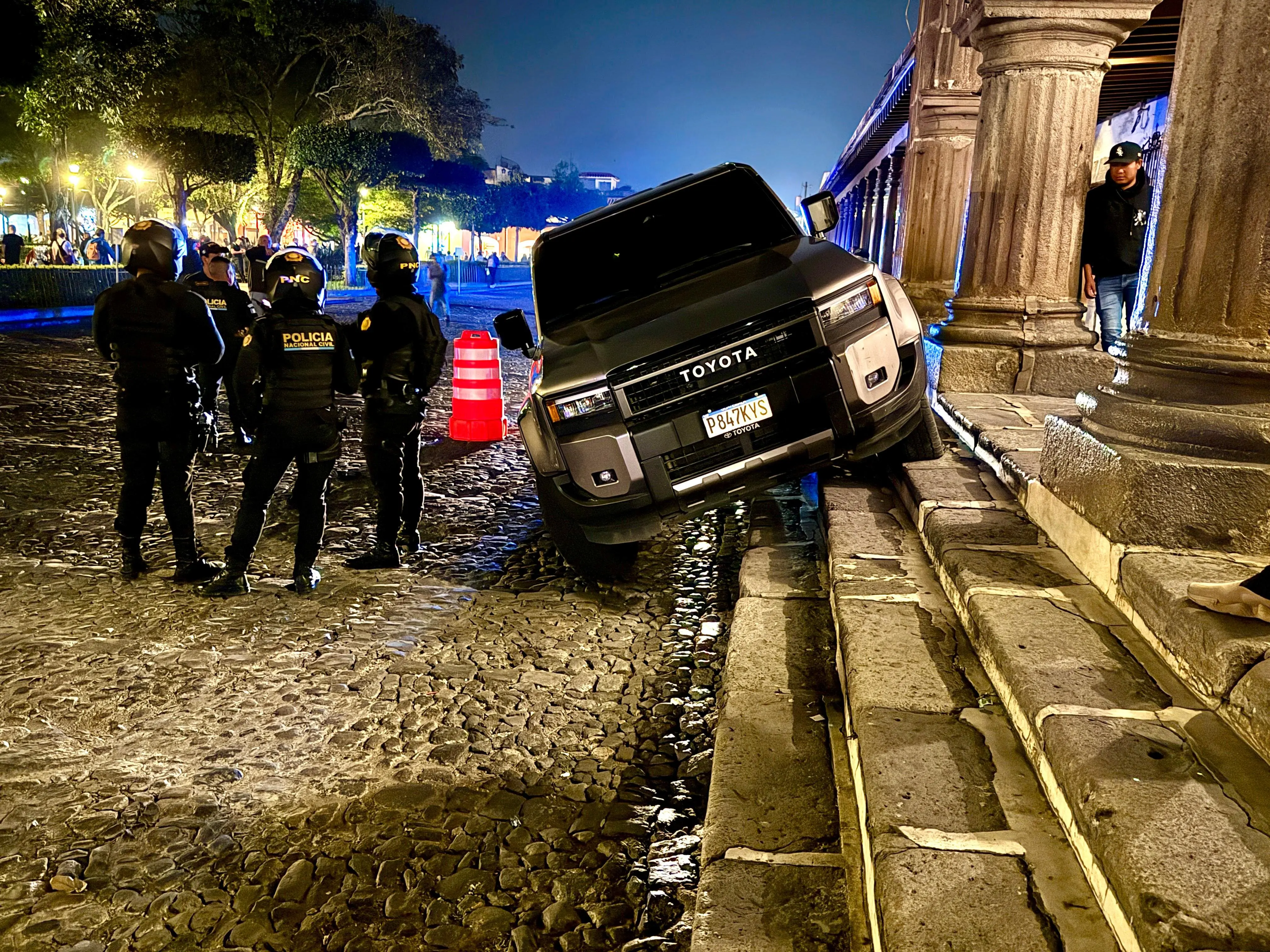 Las autoridades municipales desconocen el estado de salud de las dos personas lesionadas por el conductor que se subió a las gradadas de la municipalidad de La Antigua. Foto: Ojoconmipisto.