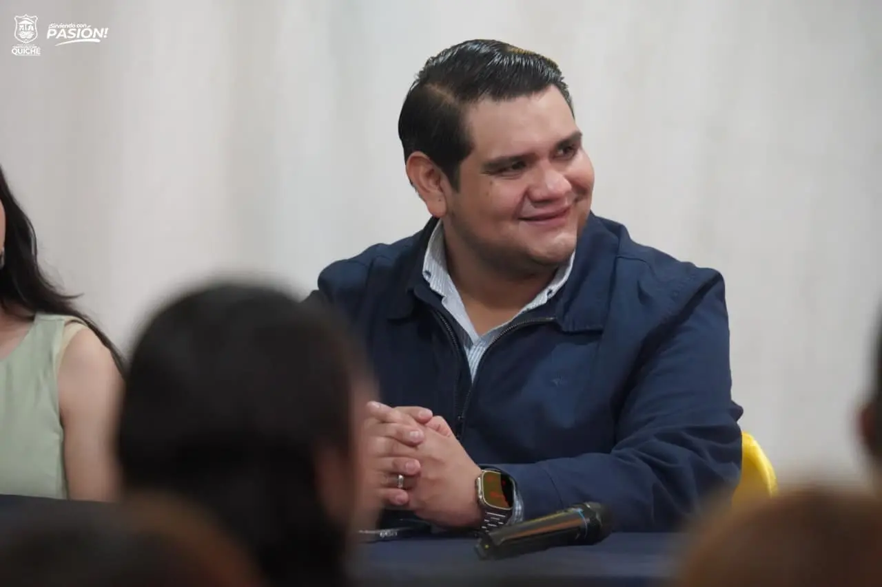 Un video muestra el enojo de vecinos que acusan al alcalde de Santa Cruz del Quiché de faltarles el respeto al presentarse ebrio en público. Este es su primer período y lleva varias manifestaciones.