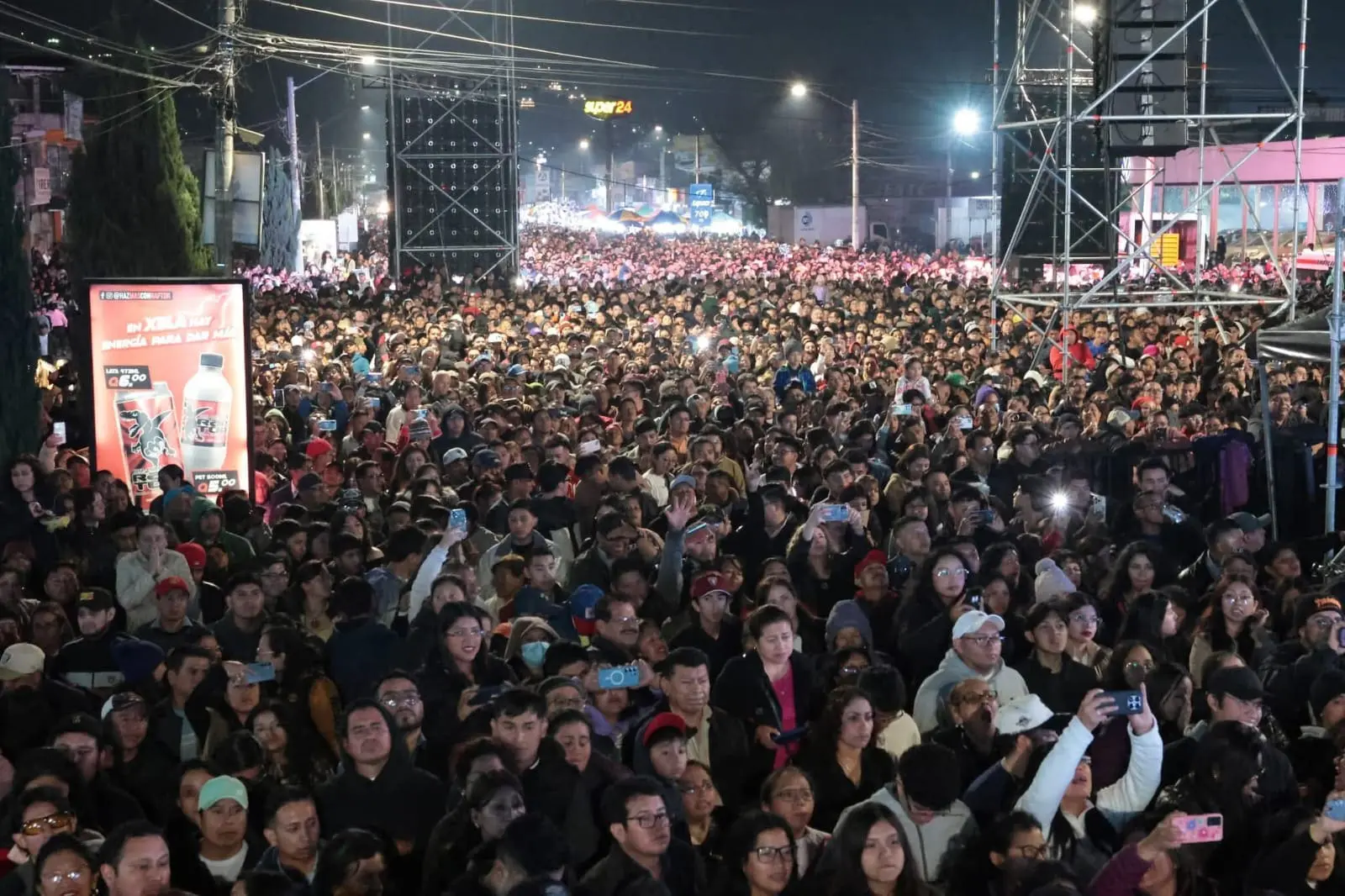 Miles de quetzaltecos se dieron cita al concierto amenizado por el grupo mexicano Cañaveral. Foto: municipalidad.