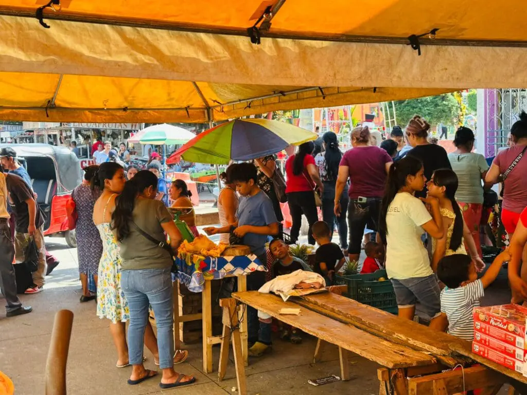 Los vendedores del mercado municipal de San Pablo inprovisaon la colocación de sus ventas en carpas, sombrillas y champas. Gilberto Orozco.