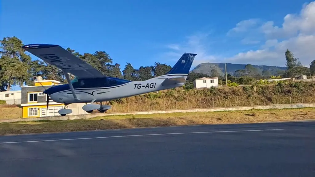 Avión ligero al momento mientras personal permanece atento a que la pista esté totalmente despejada. Foto: Gilberto Orozco.
