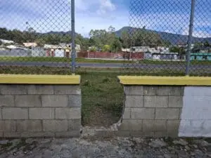 Aeronáutica Civil refuerza controles para impedir el paso en la pista de aviación de la cabecera de San Marcos. Llegan a un acuerdo para un paso controlado de vecinos.