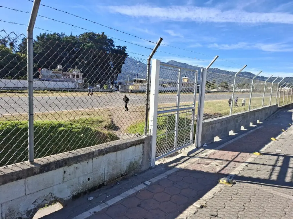 Hasta el momento colocaron portones metálicos para controlar los pasos peatonales en cierto horarios. Foto: Gilberto Orozco.